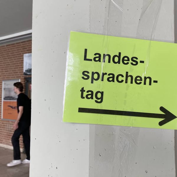 Wegweiser zum Landessprachentag an einer Säule