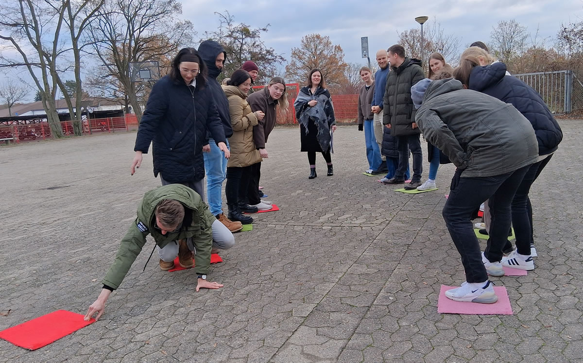 Gruppe von Referendaren beim Eisschollenspiel