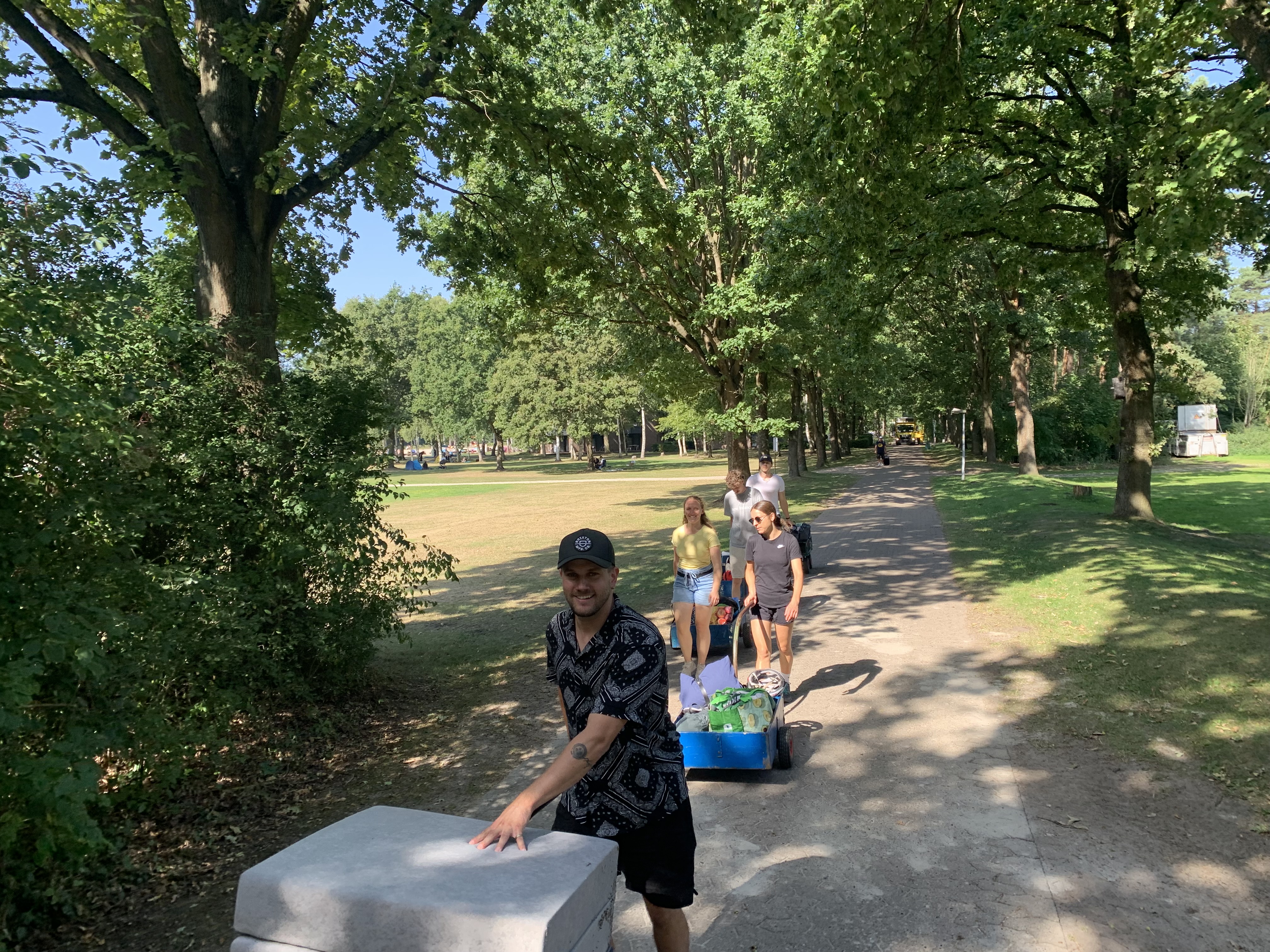 Surfen am Tankumsee - Bild 1: Gruppe transportiert Gerätschaften mit Karren