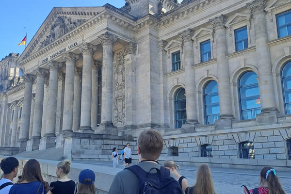 Fachseminar Politik-Wirtschaft erkundet außerschulische Lernorte in Berlin - Teaser