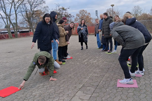 Gruppe von Referendaren beim Eisschollenspiel