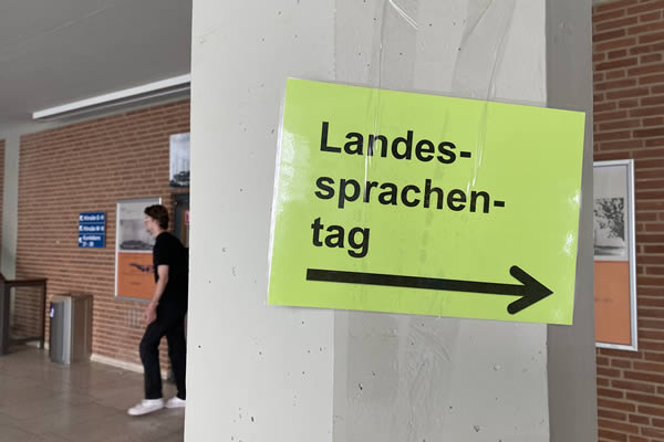 Wegweiser zum Landessprachentag an einer Säule