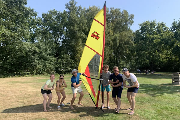 Surfen am Tankumsee - Teilnehmergruppe mit Segel